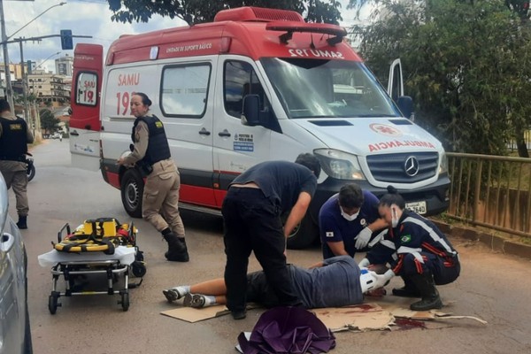 Ciclista é socorrido com suspeita de traumatismo craniano após acidente na avenida Fátima Porto