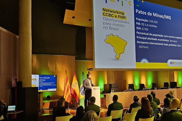 De Minas para o mundo: Falcão apresenta Patos de Minas em congresso em Barcelona