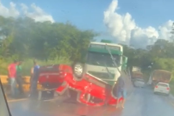 Veículo capota, enfermeira estaciona para socorrer e carreta bate nos dois veículos na BR 352 em Lagoa Formosa