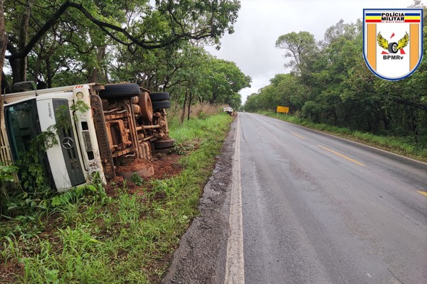 Por causa de pista molhada, condutor perde controle e acaba tombando caminhão na MG-410 em Presidente Olegário