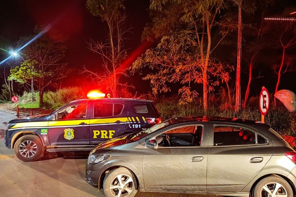 PRF recupera carro furtado e prende passageiro na BR 365, em Patos de Minas