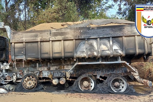 Caminhão carregado de areia fica destruído na BR 352 após incêndio em Abadia dos Dourados