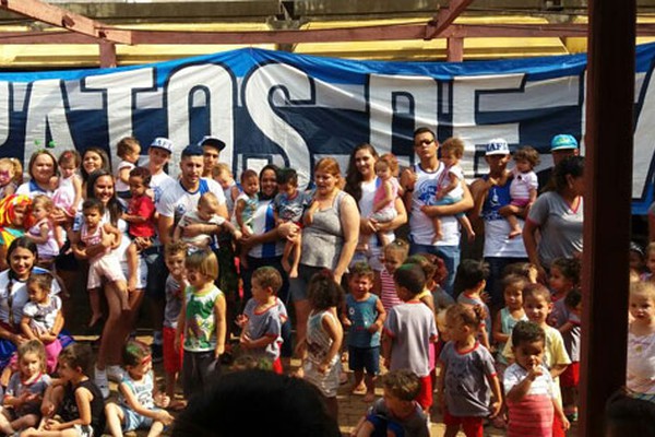 Crianças do Centro Educacional do Caic comemoram o Dia das Crianças com a Máfia Azul 