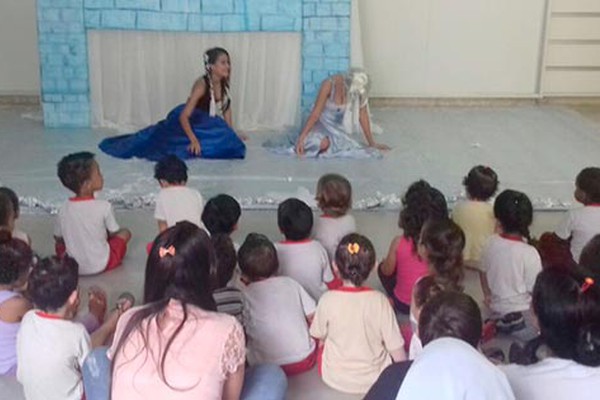 Centro Educacional da Casa das Meninas conta História da Frozen para ensinar crianças