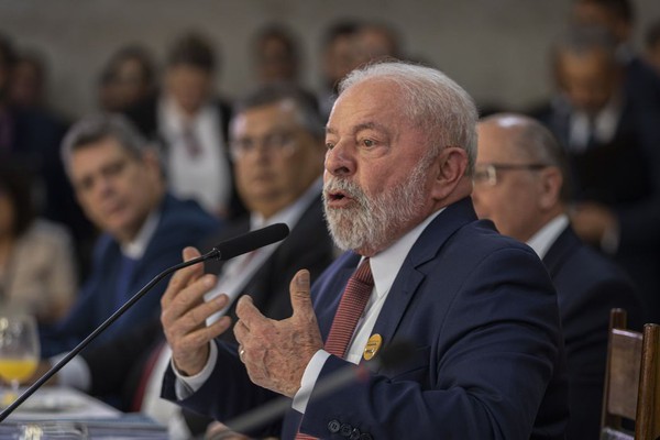 "Não vamos transformar escolas em prisão", diz Lula