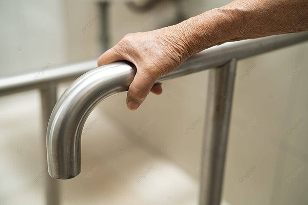 Paciente de 71 anos tenta se aproveitar de enfermeiras que lhe davam banho e acaba preso em MG