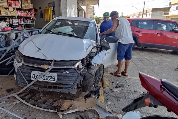 Condutora fica ferida ao perder controle de carro, bater em moto e invadir loja em Patos de Minas