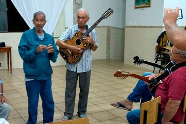Compositor Patense de “Caminheiro” e “Menina da Aldeia” visita Orquestra de Violeiros em Patos de Minas