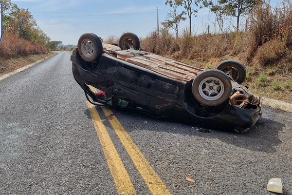 Motorista embriagado perde controle, capota veículo e mulher morre na LMG 740