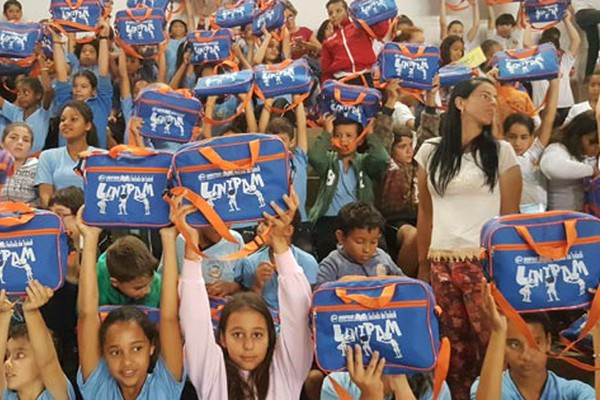 Unipam entrega materiais escolares para 1.200 crianças carentes no Projeto Trilhas do Saber