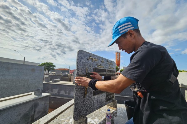 Preparação para o Dia de Finados já movimenta o Cemitério de Santa Cruz em Patos de Minas