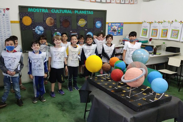 Alunos do Centro Educacional Criança Feliz realizam mostra cultural com tema Rumo ao Espaço em Patos de Minas