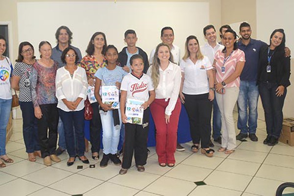 Em manhã emocionante, CDL realiza a entrega de 1.200 kits escolares em Patos de Minas