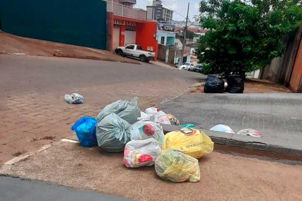 Moradores reclamam de atrasos de até sete dias na coleta de lixo em Patos de Minas