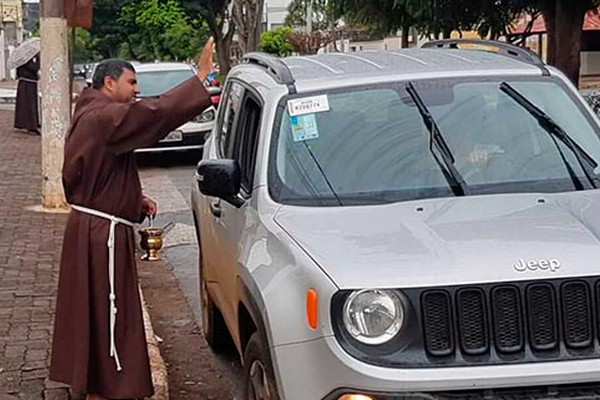 Freis Capuchinhos repetem ritual e abençoam veículos nesta 1ª Sexta de 2019