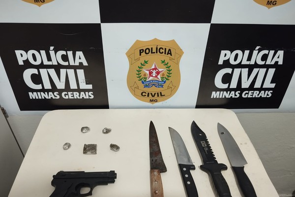 Homem é preso com simulacro, armas brancas e porções de drogas após denúncia de ameaça, em Rio Paranaíba