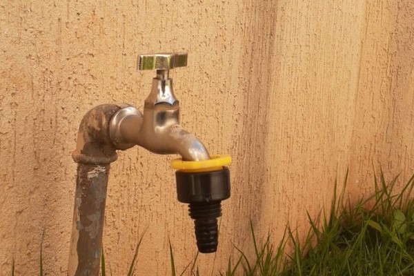 Moradores do bairro Jardim Andradas reclamam que estão sem água desde a manhã de ontem