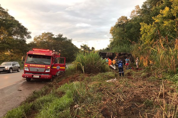 Caminhão tomba perto do Aeroporto Municipal e, motorista tem que ser resgatado pelos bombeiros