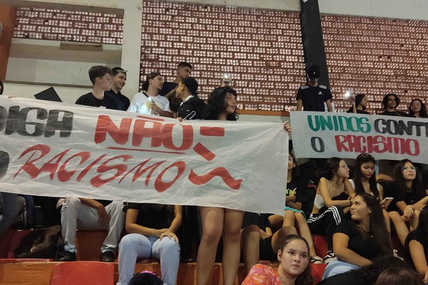 Grupo faz manifesto contra racismo nos jogos estudantis no ginásio do PTC