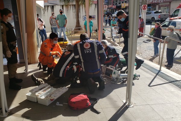 Luta pela vida: Samu, bombeiros e policiais se mobilizam para salvar idoso no centro da cidade