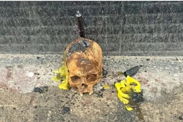 Ex-funcionária que realizou ritual com crânio na porta de comércio vira alvo da PC em MG