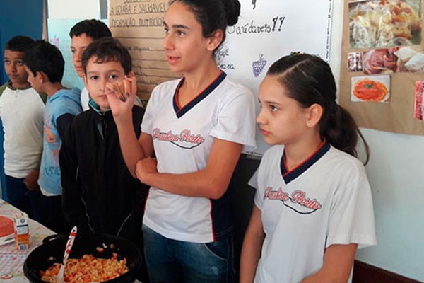 Escola promove Feira Fit para estimular alimentação saudável dos alunos em Patos de Minas