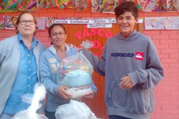 Escola Abílio Caixeta doa diversas cestas de alimentos após gincana solidária com estudantes