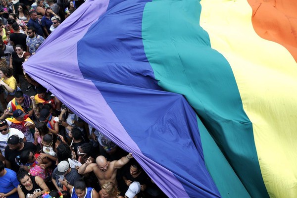 No Brasil, 2,9 milhões de pessoas se declararam lésbicas, gays ou bissexuais, informa IBGE