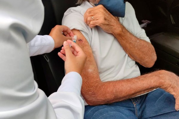 Patos de Minas começa a aplicar 4ª dose de vacina contra a Covid-19 em idosos acima de 80 anos