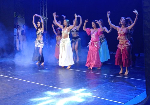 Dança do ventre encanta palco principal da Fenapraça; veja ao vivo
