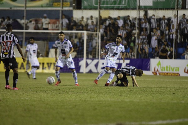 Vídeo mostra torcedores da URT tirando a concentração do goleiro Rafael no momento do gol