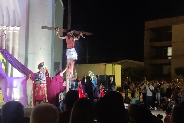 Encenação da paixão de Cristo emociona milhares de Fiéis em Patos de Minas