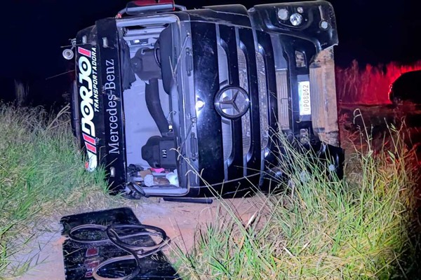 Caminhão carregado com farelo de soja apresenta falha mecânica e tomba na MG-187, em Serra do Salitre