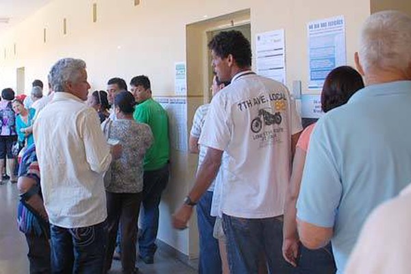 Eleitores formam filas antes do início da votação em Patos de Minas