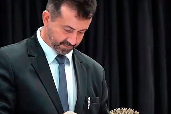 Por 9 votos a 8, Ezequiel Macedo é eleito presidente da Câmara de Patos de Minas