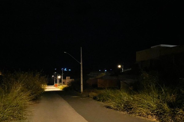 Mato alto e postes com luzes queimadas tiram a paz e o sossego de moradores do bairro Laranjeiras
