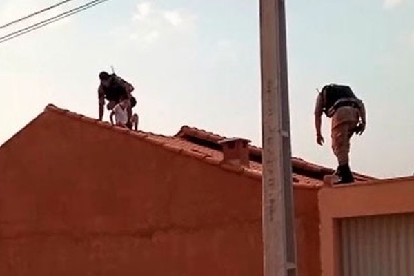 Criança hiperativa fica presa em telhado de casa e é resgatada por policiais de Monte Carmelo