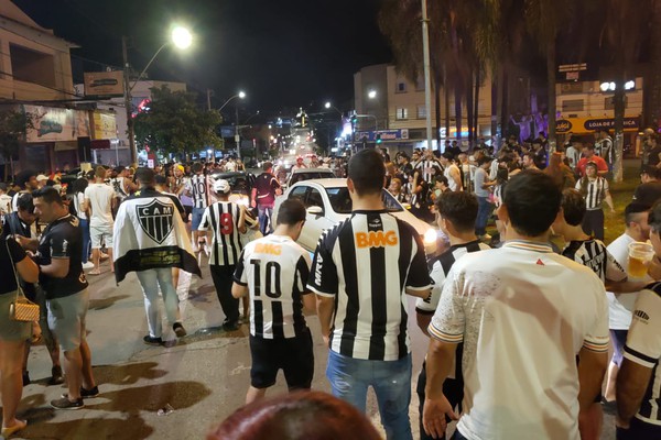 Atleticanos voltam às ruas de Patos de Minas, agora para comemorar o bi da Copa do Brasil