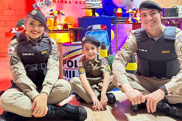 Criança comemora aniversário com tema da Polícia e recebe visita de militares em Patos de Minas