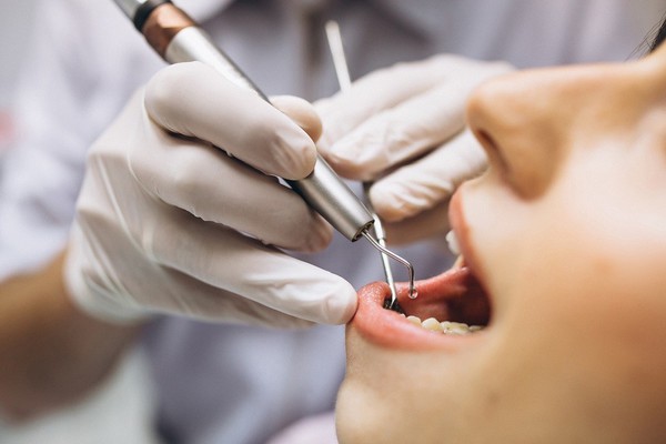 Dentista terá que pagar mais de R$33 mil a paciente por falha em cirurgia