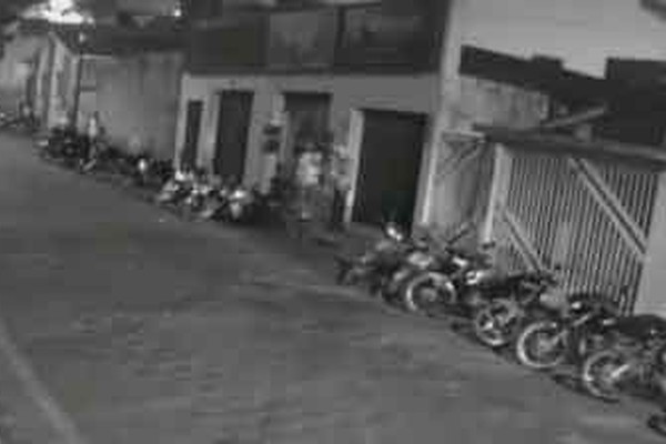 Imagens mostram bandidos furtando moto perto do shopping e, dono pede ajuda da população