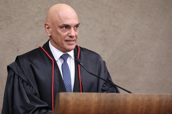Ministro Alexandre de Moraes é empossado presidente do TSE em sessão solene