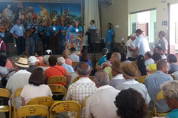 Congresso Diocesano de Folias de Reis mantém viva a tradição em Patos de Minas desde 1978