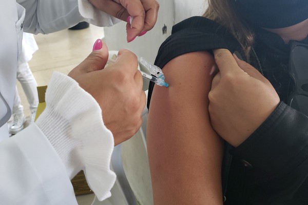 Prefeitura pede que população respeite divisão por iniciais do nome em vacinação da Covid-19