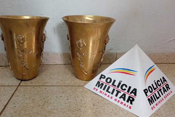 PM prende acusados de furto e receptação de vasos de cemitério de Monte Carmelo