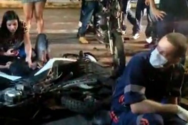 Jovem fica em estado grave após acidente entre duas motocicletas em Patos de Minas
