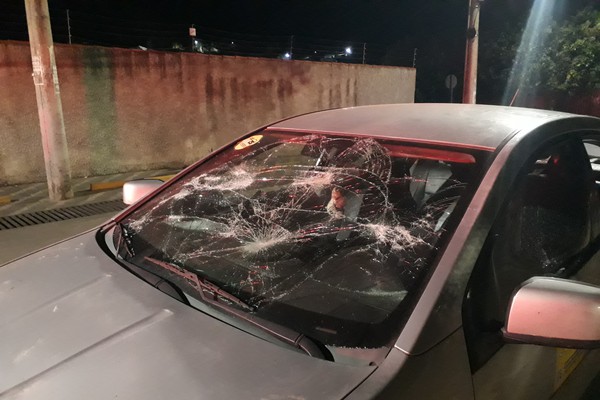 Mulher desfere martelada na cabeça do marido e destrói seu veículo em João Pinheiro