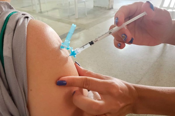 Secretaria de Saúde aguarda liberação de novas doses para retomar vacinação de adolescentes