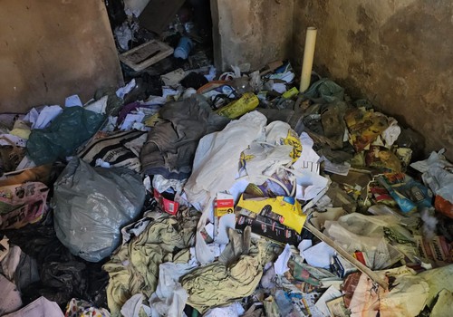 Casa abandonada e tomado por lixo no bairro Santa Terezinha vira dor de cabeça para vizinhos