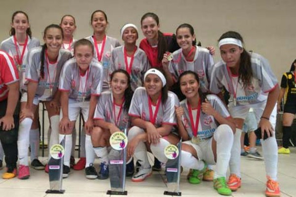 Jogadoras de futsal de Patos de Minas são campeãs em competição na cidade de Araxá